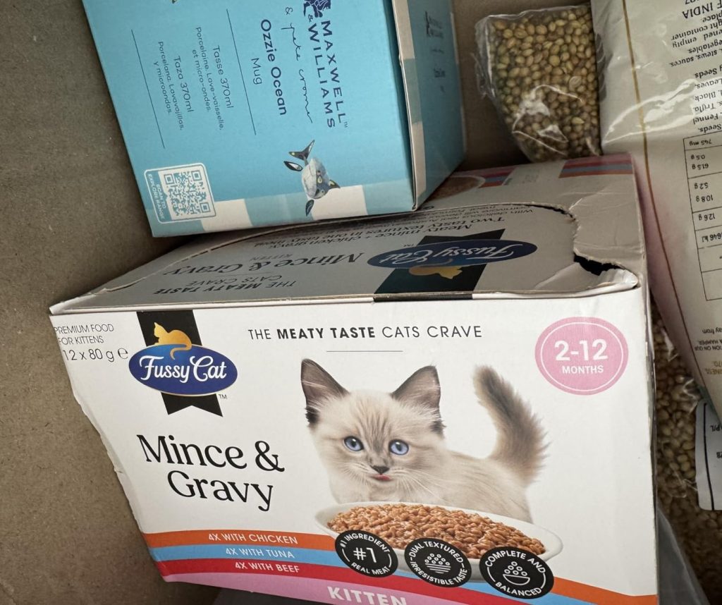 A variety of premium dry and wet cat food brands available in Australia.
